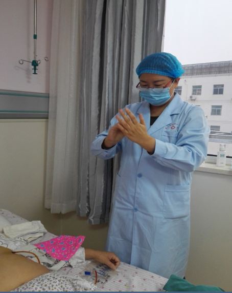 医师换药时专注的眼神